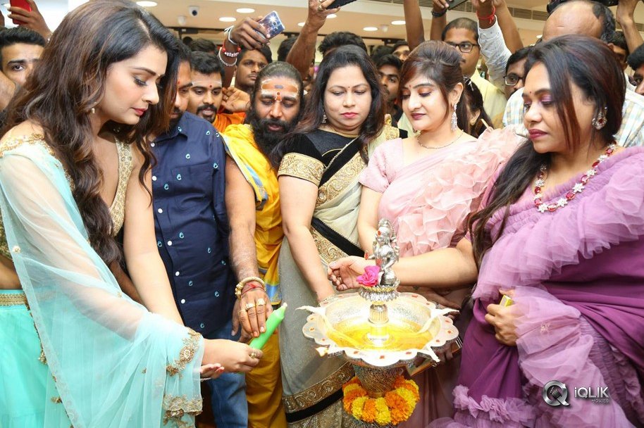 Payal-Rajput-Inaugurates-KLM-8th-Fashion-Mall-at-Suchitra-Photos